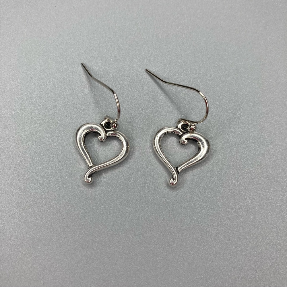 💰 𝕊 𝕠 𝕝 𝕕 💰 Antique Silver Heart Drop Earrings - Picture 12 of 12